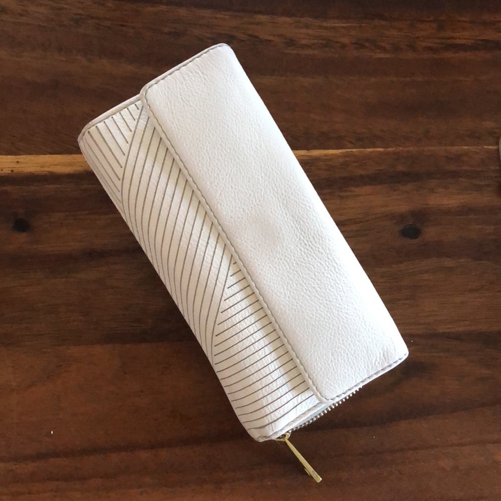 LAST CHANCE FOSSIL cream pocket book wallet